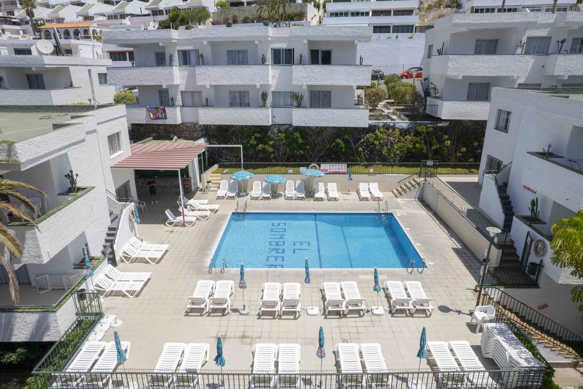 Wohnkomplex mit Pool und Sonnenliegen in El Sombrero, Teneriffa.