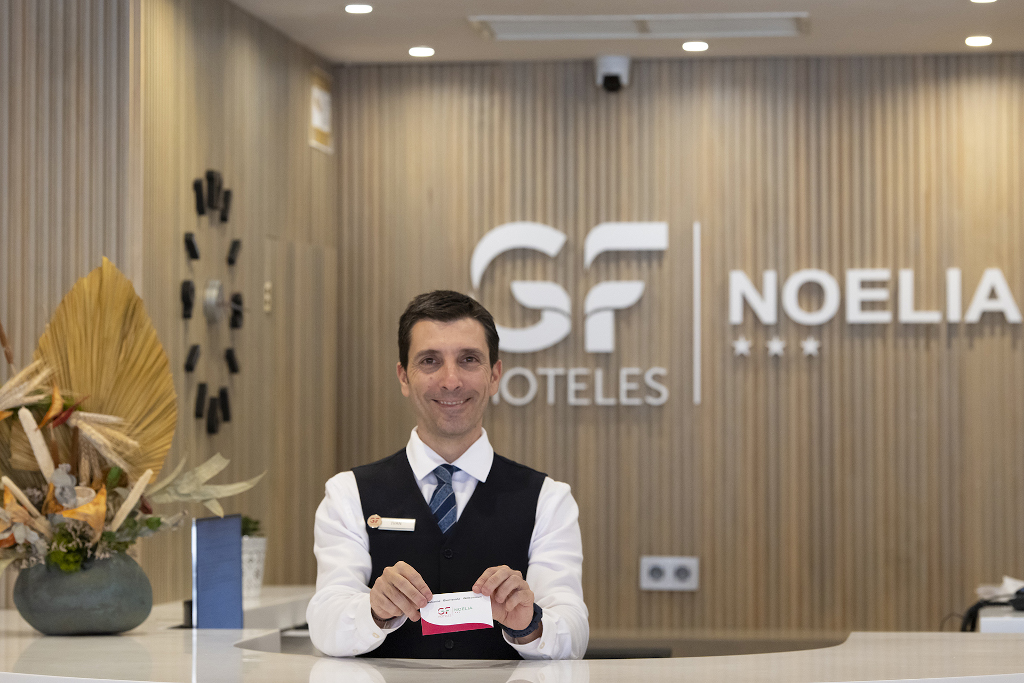 Mitarbeiter am Empfang des GF Noelia Hotels in Teneriffa mit Namensschild.
