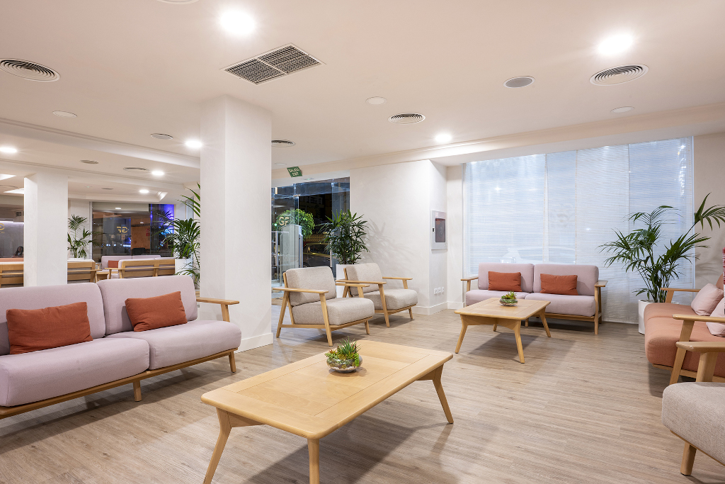 Modernes Wohnzimmer mit Sofas und Pflanzen in Santa Cruz de Tenerife.