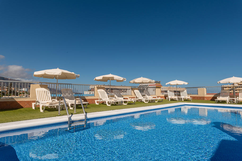 Sonnenliegen und Sonnenschirme am Pool in Puerto de la Cruz, Teneriffa.