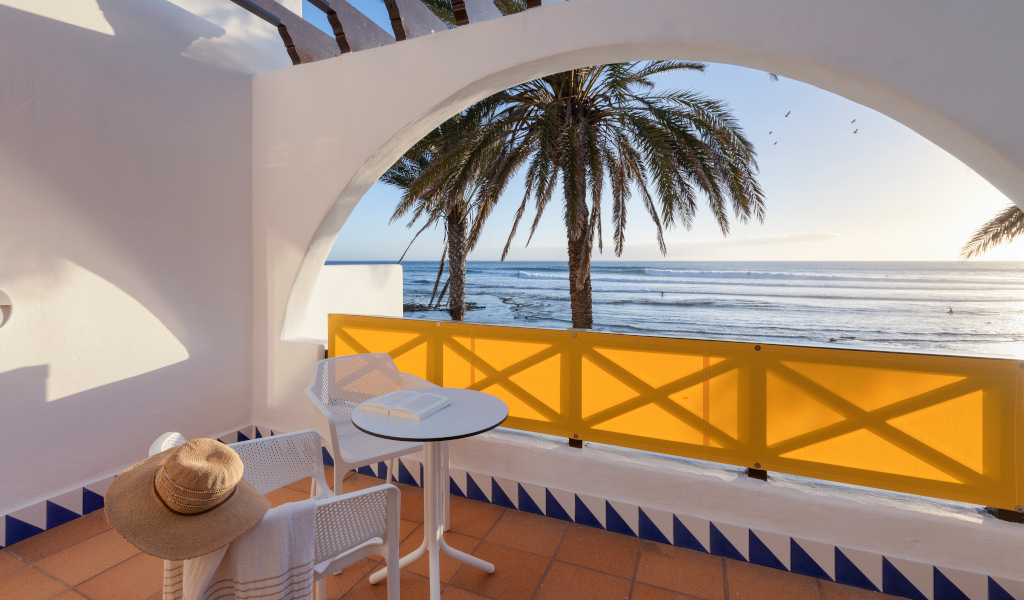 Balkon mit Tisch und Stühlen, mit Blick aufs Meer in Tenerife.