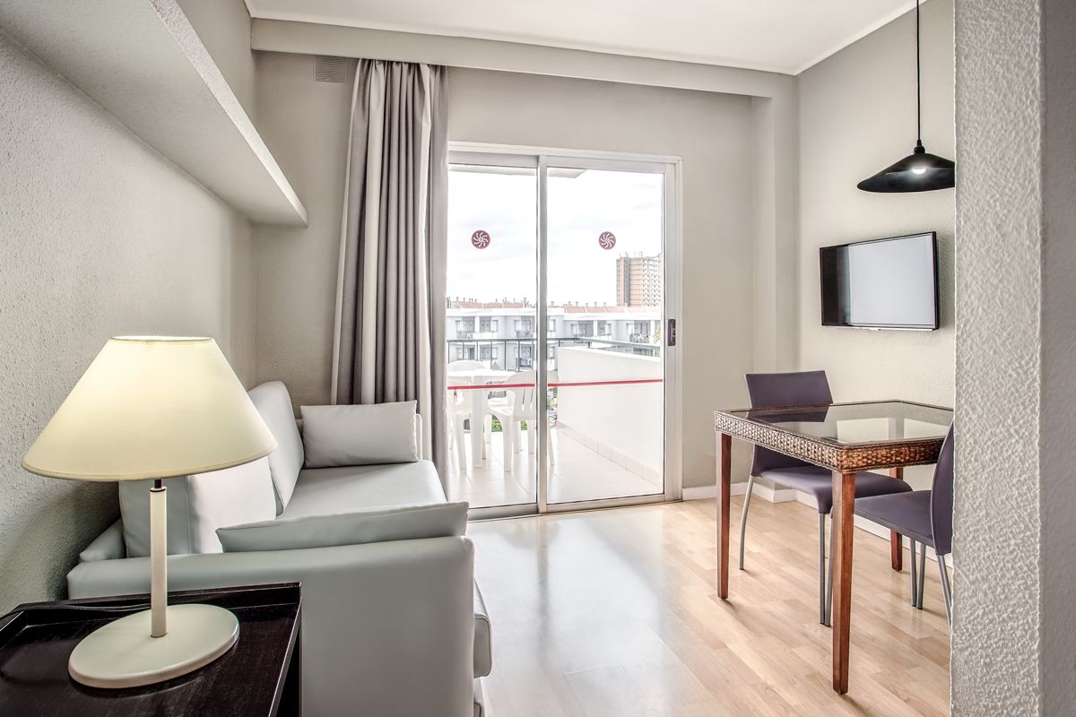 Wohnzimmer mit Sofa, Tisch und Fernseher in einer Wohnung in Teneriffa.