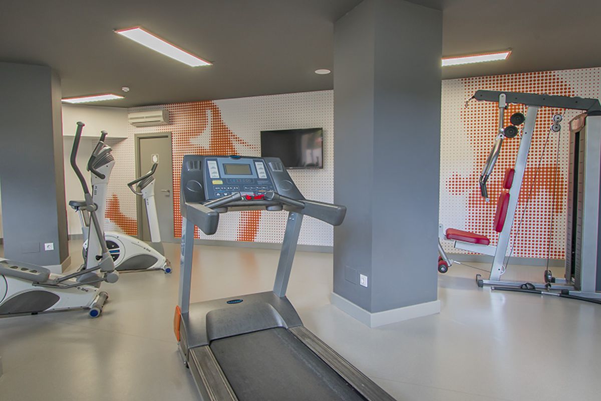Fitnessraum in Puerto de la Cruz mit Laufband und Fitnessgeräten.