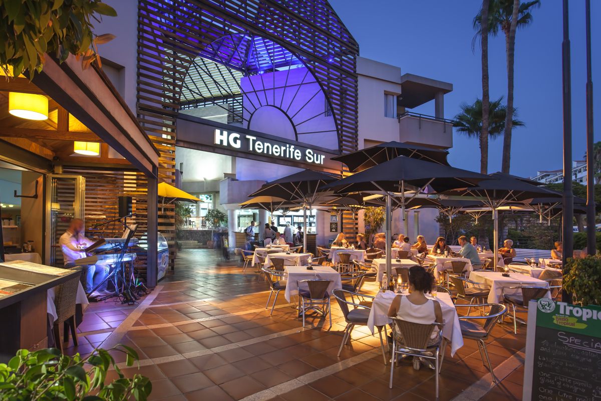 HG Tenerife Sur mit Gästen im Restaurant am Abend.