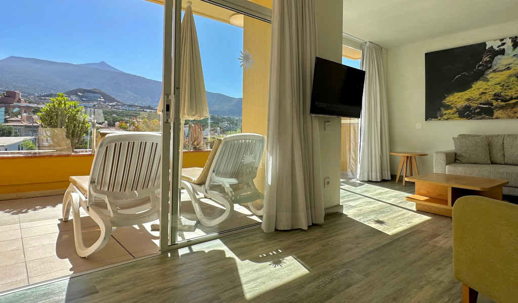 Wohnzimmer mit Terrassenblick auf den Teide in Teneriffa.