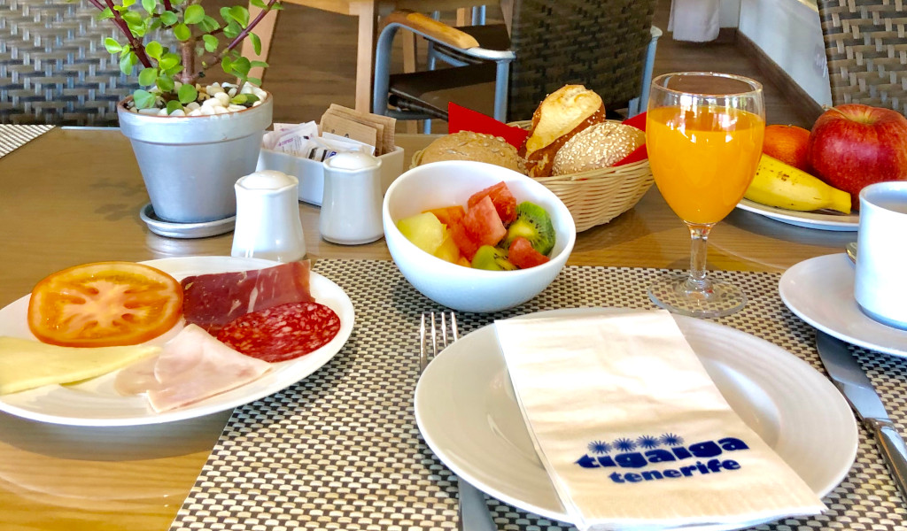 Frühstückstisch in Tigaiga Tenerife mit Obst, Aufschnitt, Brötchen und Saft.