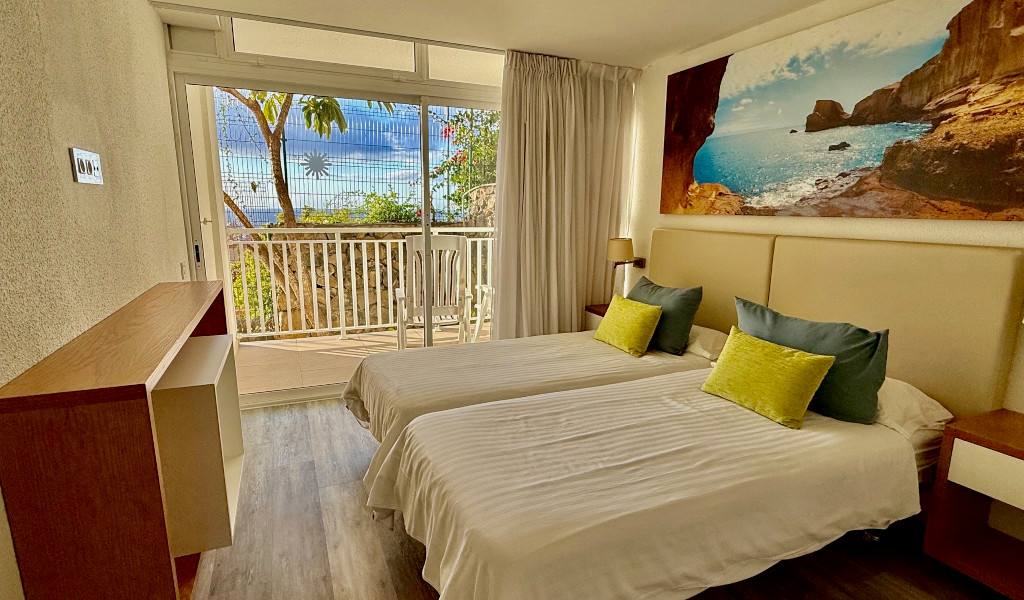Zweibettzimmer mit Meerbild, Balkon und Ausblick in Teneriffa.