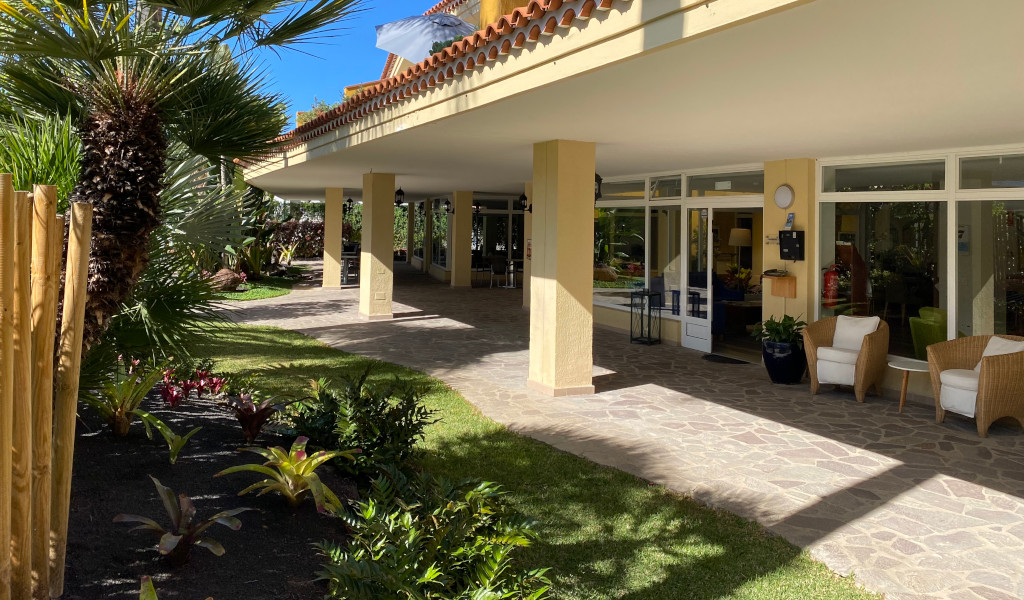 Eingangsbereich eines Gebäudes in Puerto de la Cruz, mit Garten und Sitzbereich.