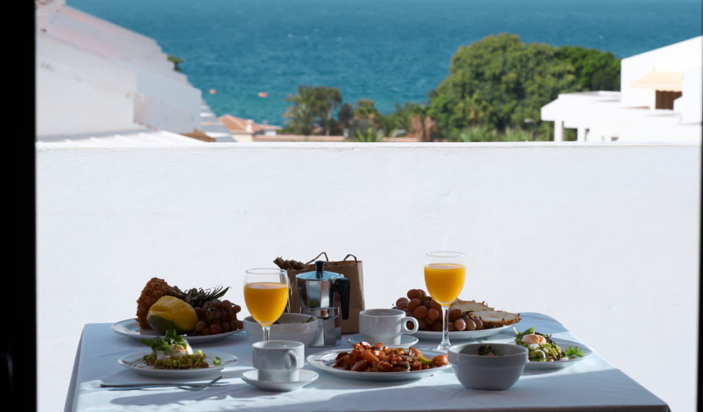Frühstückstisch mit Orangensaft und Meeresblick in Costa Adeje, Teneriffa.