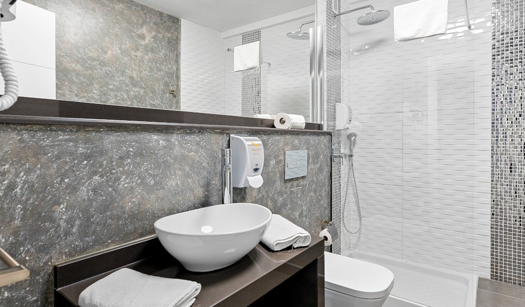 Waschbecken mit weißen Handtüchern in modernem Bad im Hotel in Teneriffa.