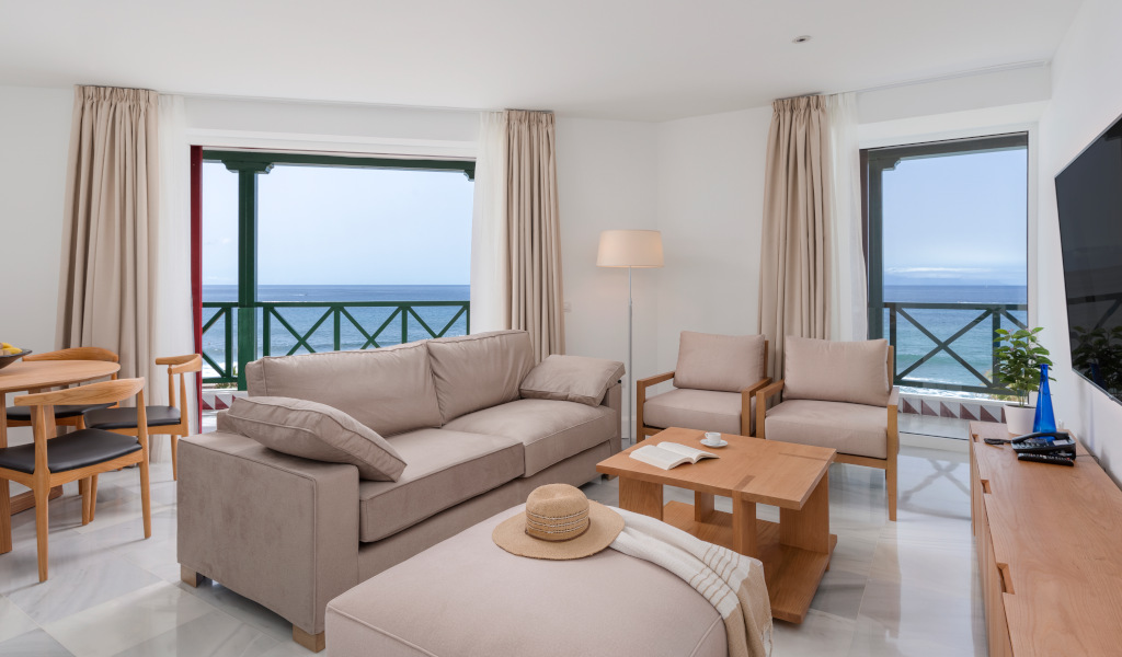 Wohnzimmer mit Meerblick in einer Wohnung auf Teneriffa.