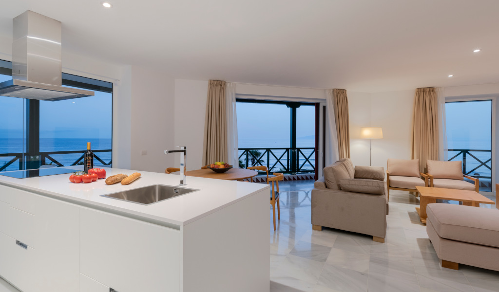 Moderne Küche und Wohnzimmer mit Meerblick in Puerto de la Cruz, Teneriffa.