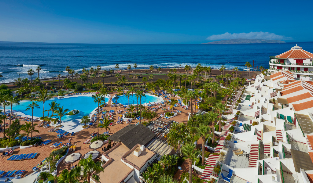 Strandresort mit Pools und Meerblick in Playa de las Américas, Teneriffa.