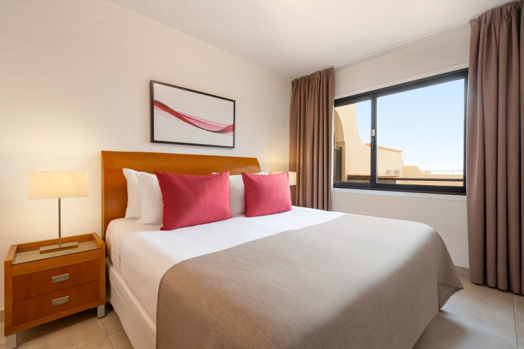Doppelzimmer mit Fensterblick in Puerto de la Cruz, Tenerife.