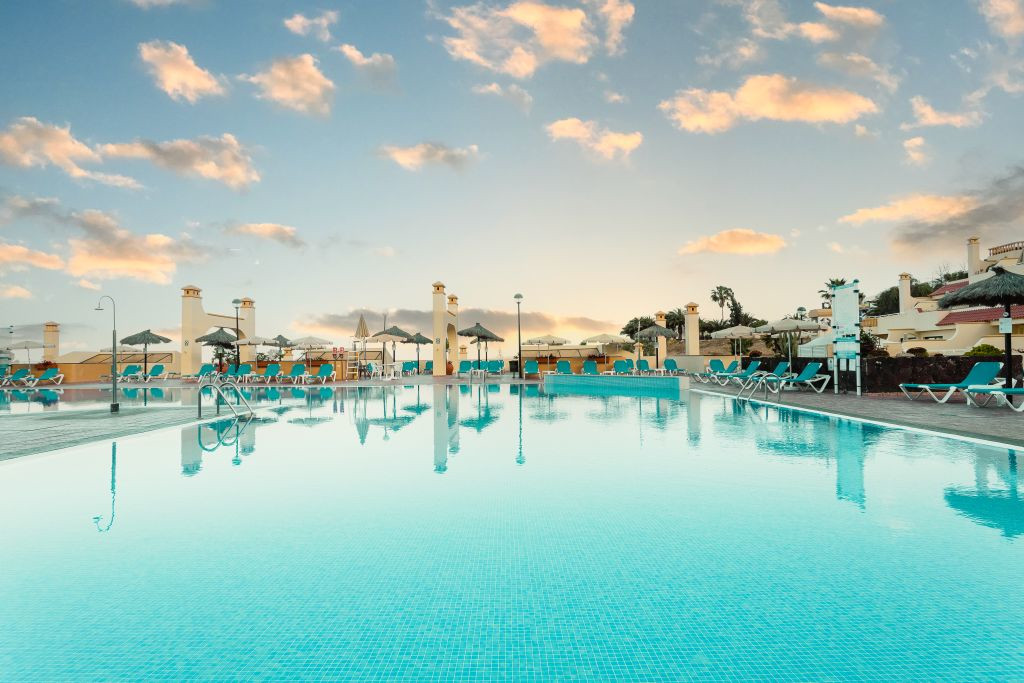 Swimmingpool im Sonnenuntergang in Teneriffa.