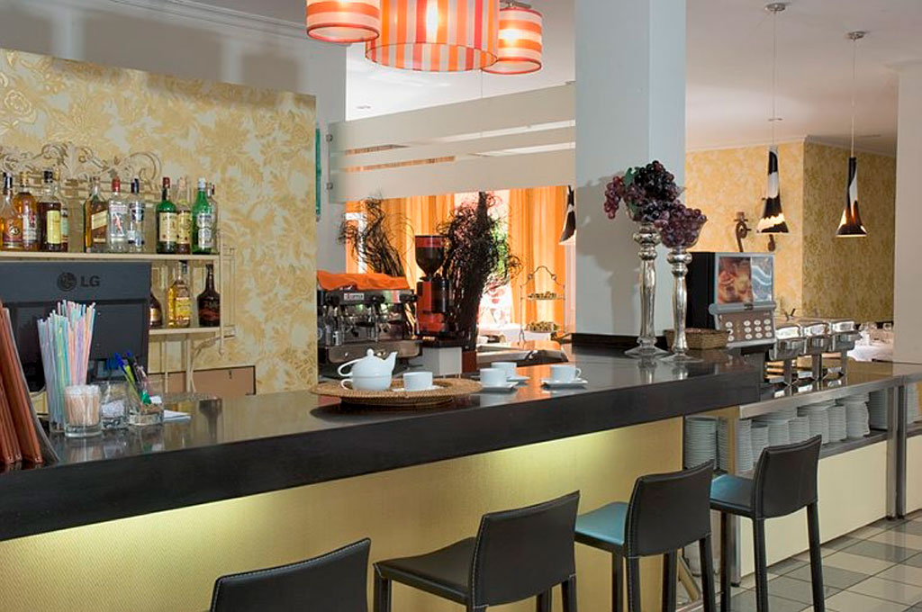 Bar mit Spirituosen und Kaffeemaschine in einem Restaurant in Tenerife.