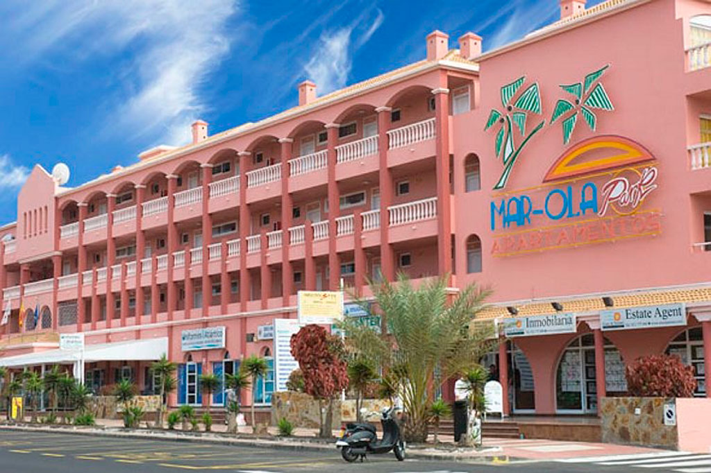 Vierstöckiges Gebäude mit Schriftzug Mar-Ola Park Apartments in Teneriffa.