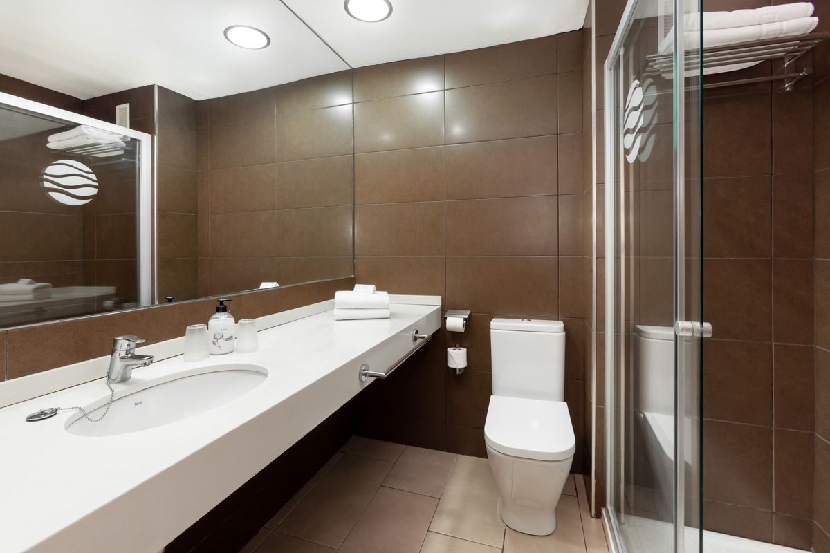 Moderner Badezimmer mit Spiegel, Dusche, Waschbecken und Toilette in Tenerife.