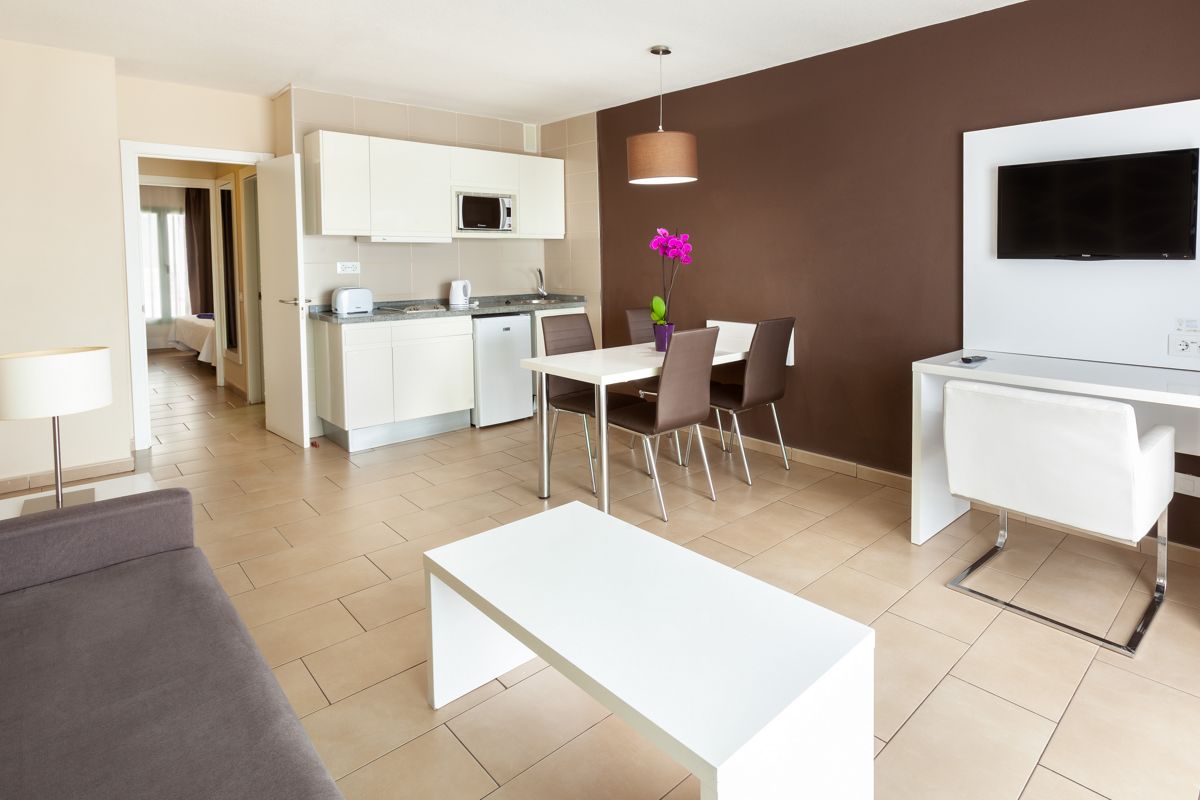 Modernes Wohnzimmer mit Küche und Essbereich in einem Apartment in Costa Adeje, Teneriffa.