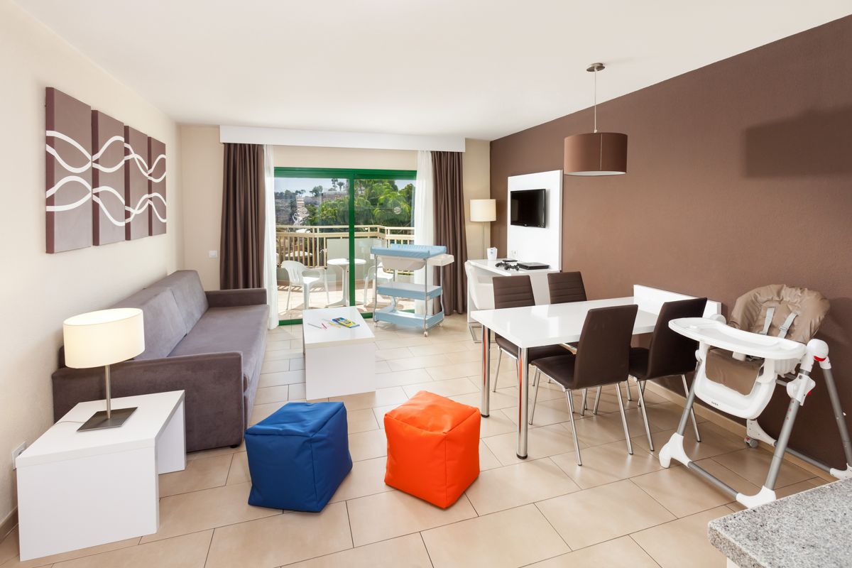 Wohnzimmer eines Apartments in Los Cristianos mit Balkon und Esstisch.