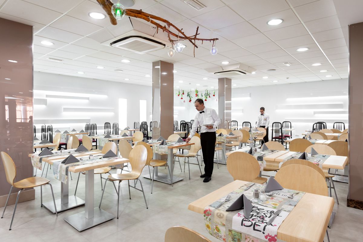 Kellner deckt Tisch in modernem Restaurant in Tenerife.