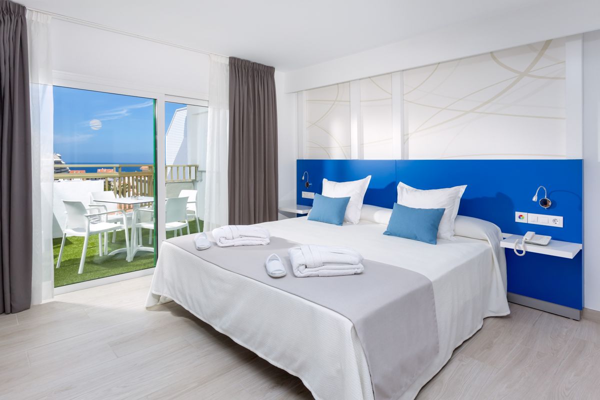 Zimmer mit Doppelbett, Balkon mit Meerblick in Costa Adeje, Tenerife.