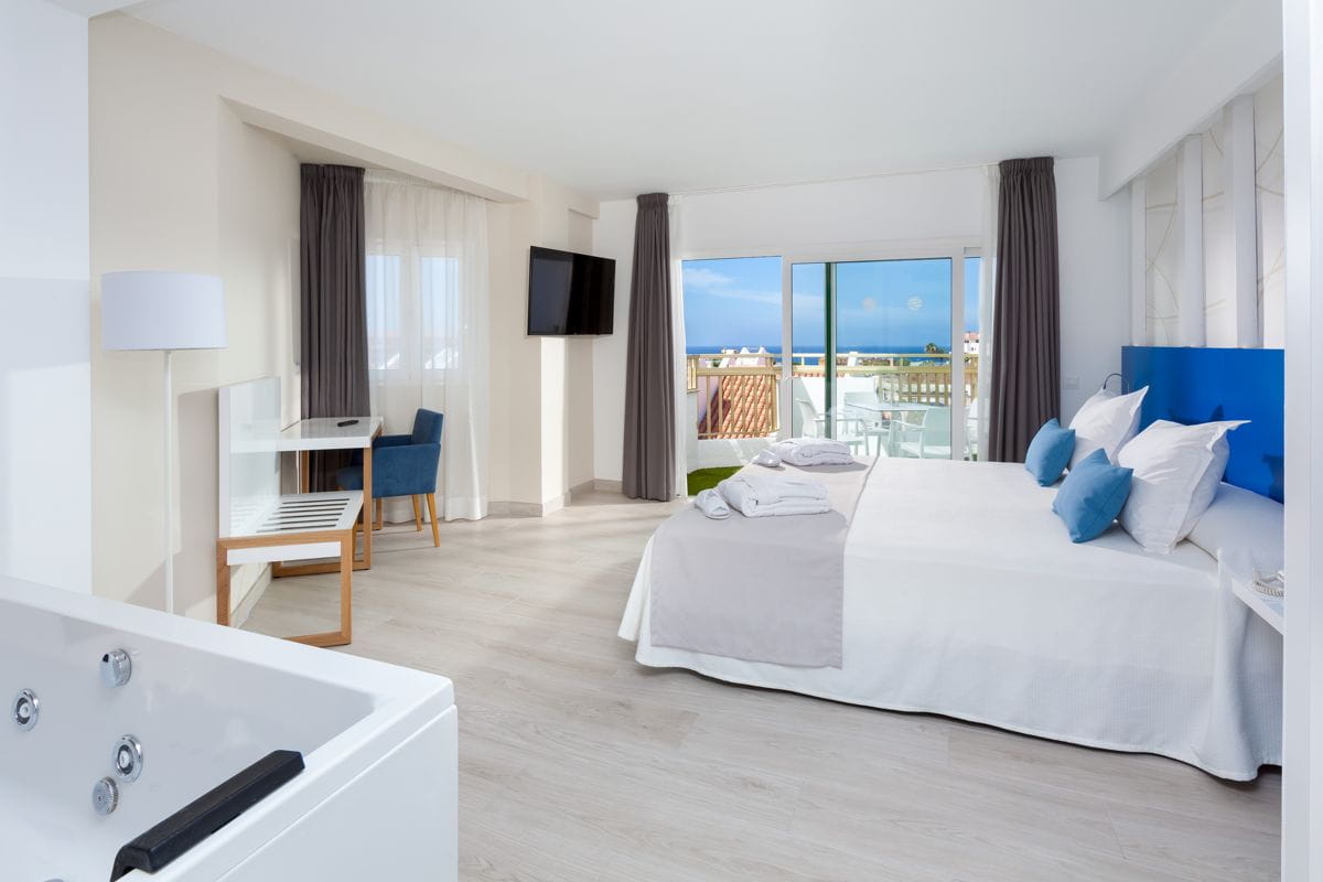 Helles Schlafzimmer mit Whirlpool, Balkonblick auf Ozean in Teneriffa.