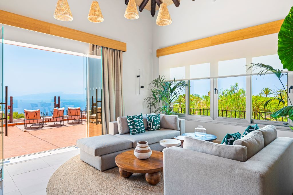 Wohnzimmer mit Sofas und Blick auf die Terrasse in einem Haus in Teneriffa.