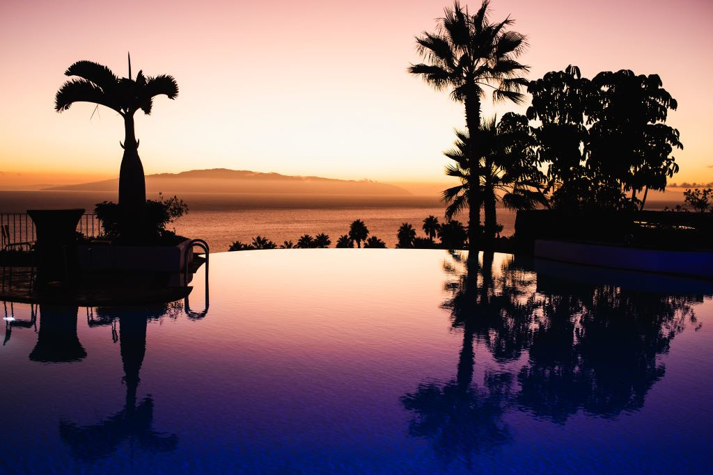 Sonnenuntergang am Pool mit Blick auf das Meer in Costa Adeje, Teneriffa.
