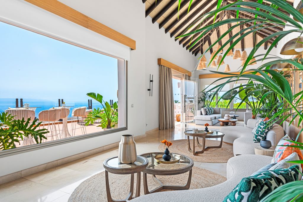 Großes Wohnzimmer mit Terrassenblick auf das Meer in Tenerife.