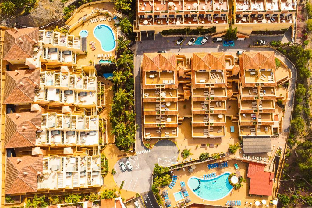 Wohnkomplex aus der Vogelperspektive mit zwei Pools in Teneriffa.