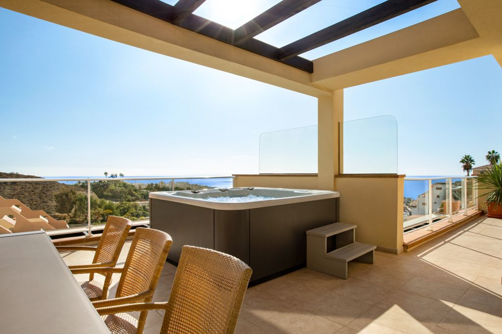 Terrasse mit Whirlpool und Blick auf den Ozean in Adeje, Teneriffa.