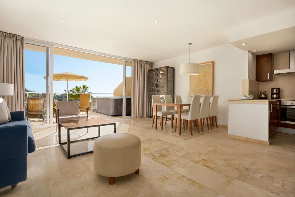 Moderne Wohnzimmer und Essbereich mit Terrasse und Meerblick in Teneriffa.