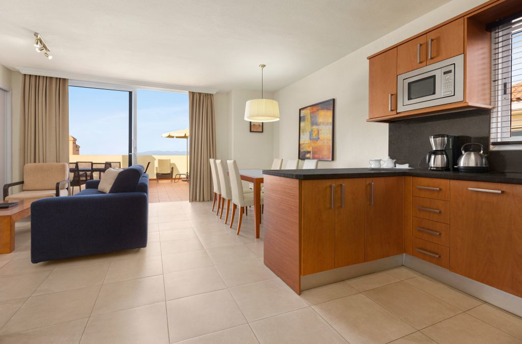 Wohnzimmer mit Küche und Essbereich in einer Ferienwohnung in Teneriffa.