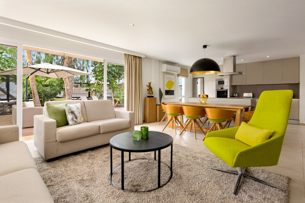 Modernes Wohnzimmer in einer Villa in Tenerife mit grünen und beigen Möbeln.