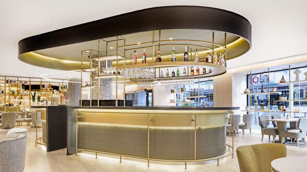 Moderne Hotelbar mit Flaschen und Gläsern im Regal in Santa Cruz de Tenerife.
