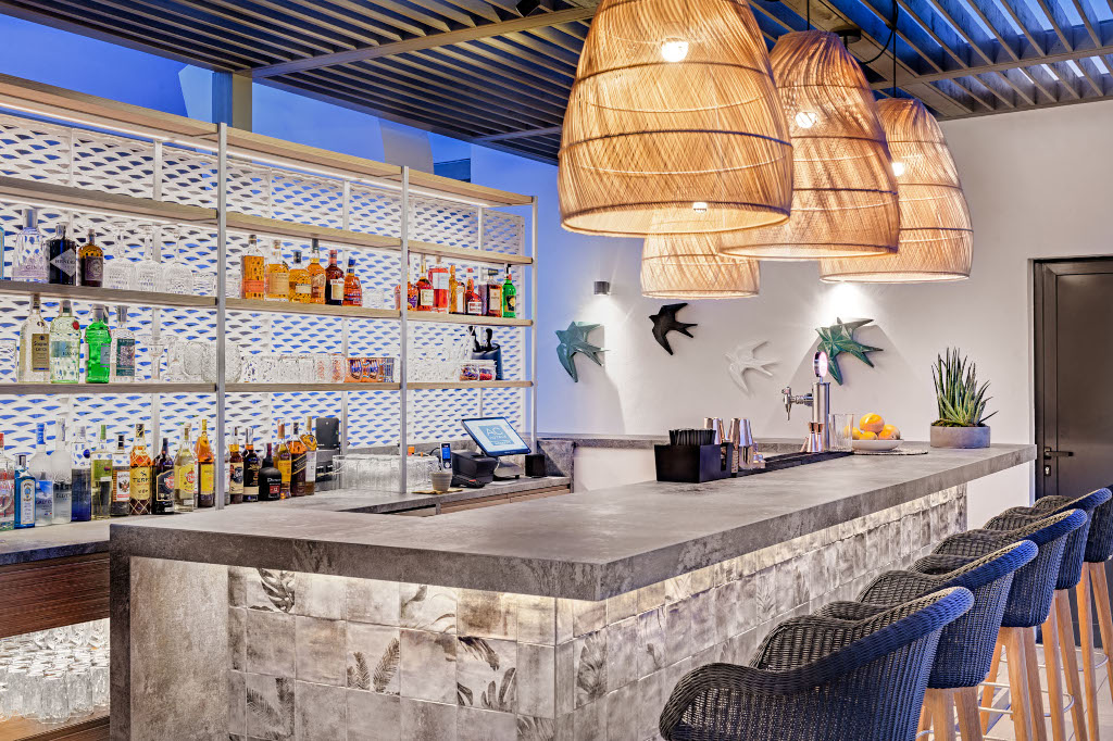 Bar mit Spirituosen und Hockern in Santa Cruz de Tenerife.