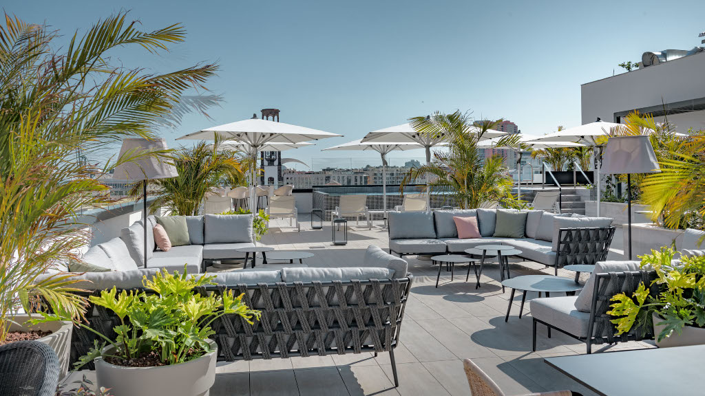 Dachterrasse mit Sitzbereich, Pflanzen und Sonnenschirmen in Santa Cruz de Tenerife.