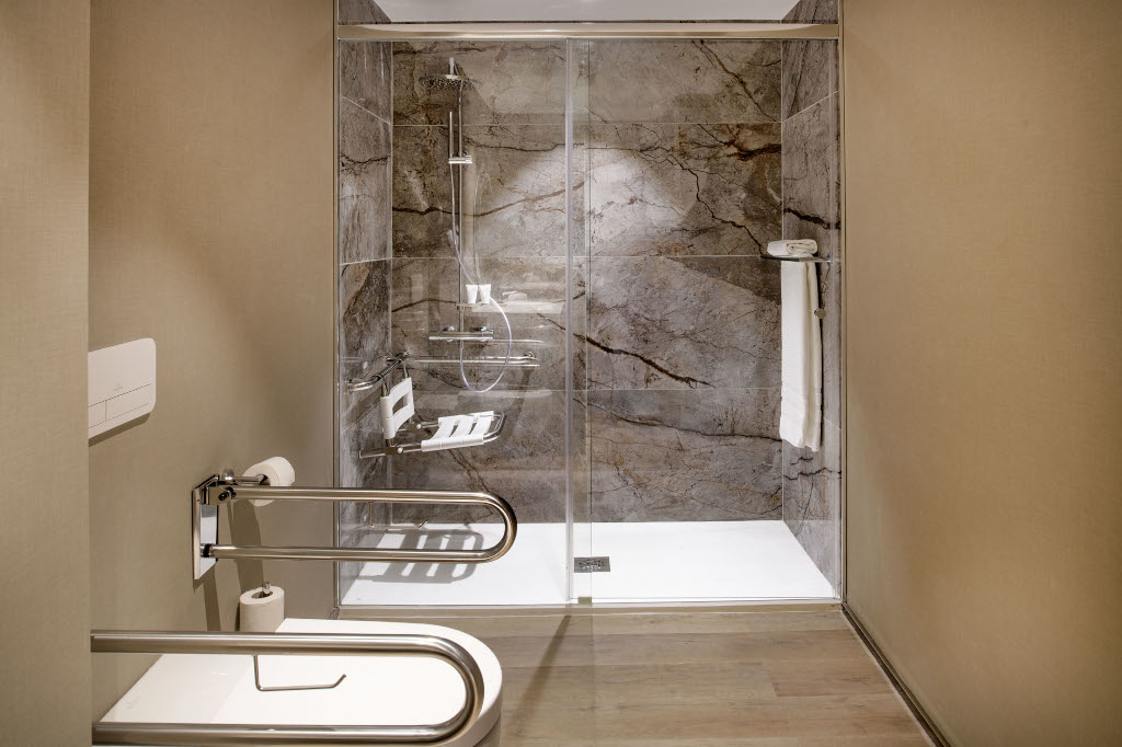 Barrierefreies Badezimmer mit Dusche in Hotel in Tenerife.