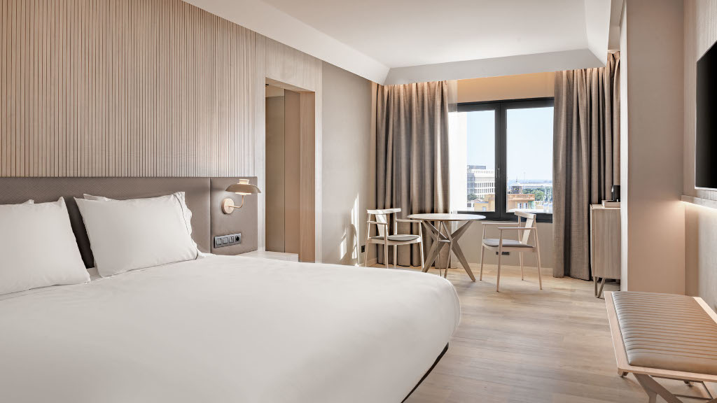Modernes Hotelzimmer mit Doppelbett und Sitzbereich in Santa Cruz de Tenerife.