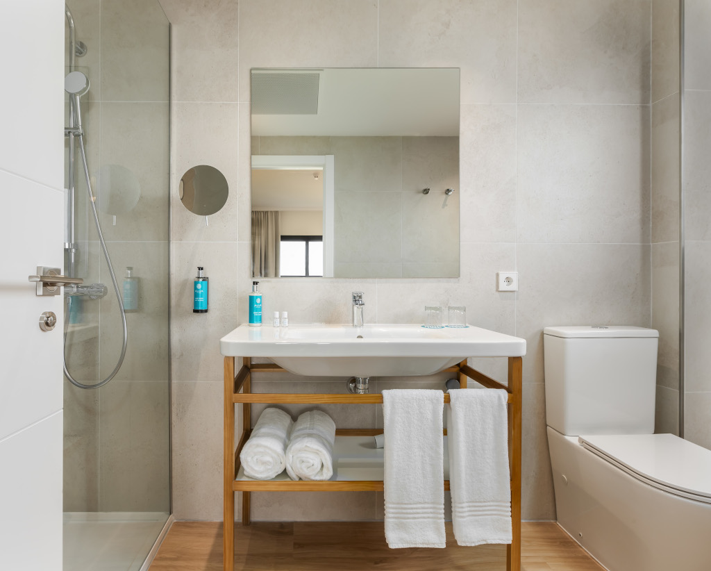 Modernes Badezimmer mit Dusche, Spiegel, Waschbecken und Toilette in Tenerife.
