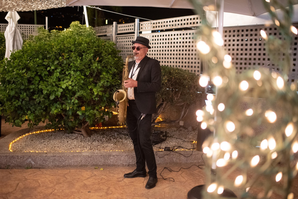 Musiker spielt Saxophon im Freien bei Nacht in Tenerife.