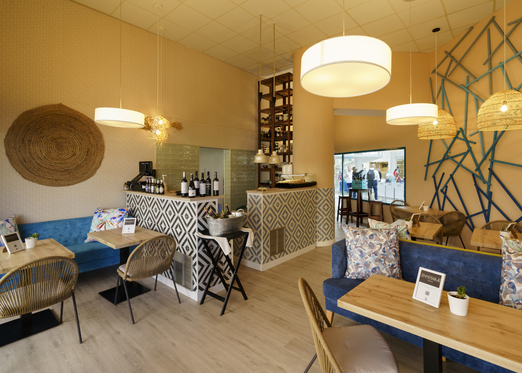 Gemütliches Restaurant in Puerto de la Cruz mit moderner Einrichtung und Barbereich.