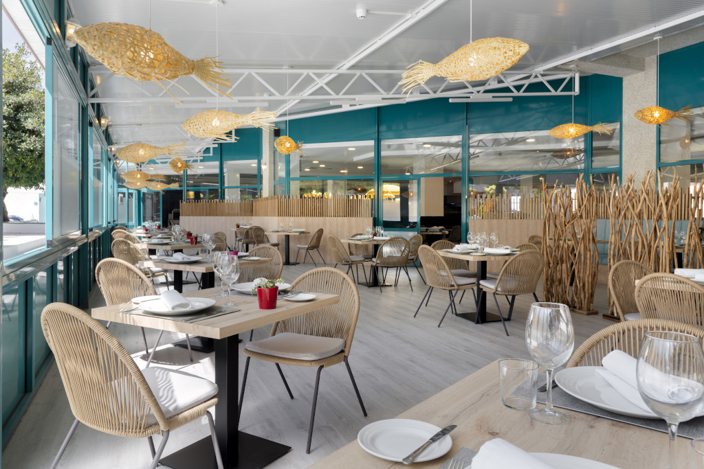 Restaurant in Santa Cruz de Tenerife mit gedeckten Tischen und Fischlampen.