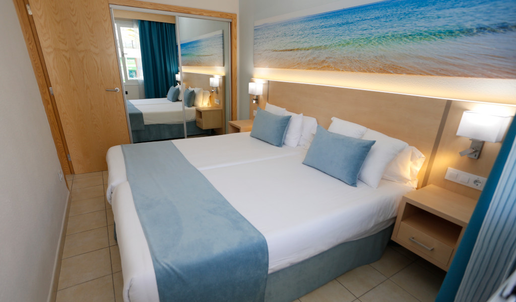 Doppelzimmer mit zwei Betten in einem Hotel in Puerto de la Cruz, Tenerife.