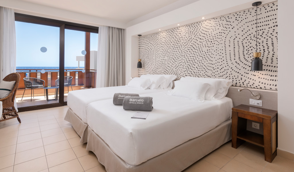 Doppelzimmer mit Balkon und Meerblick in einem Hotel auf Teneriffa.