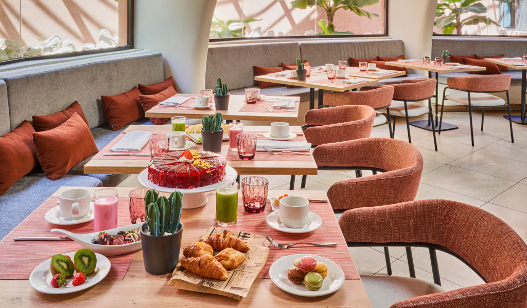 Frühstückstische mit Kuchen und Getränken in einem Restaurant auf Teneriffa.