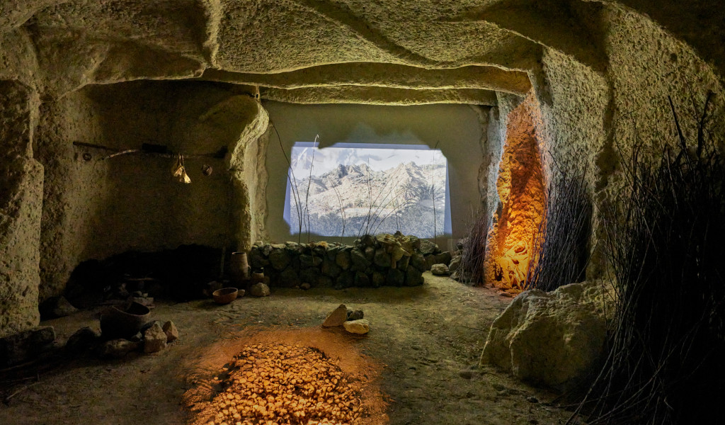 Eine Höhle mit Bergvorsprung auf Teneriffa.