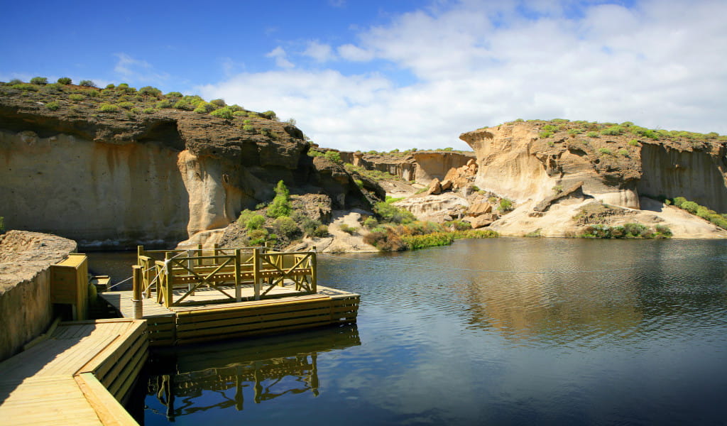 Holzweg über einen See mit Felsformationen auf Teneriffa.