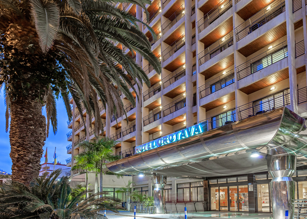 Fassade des Hotel Orotava in Teneriffa bei Abenddämmerung.